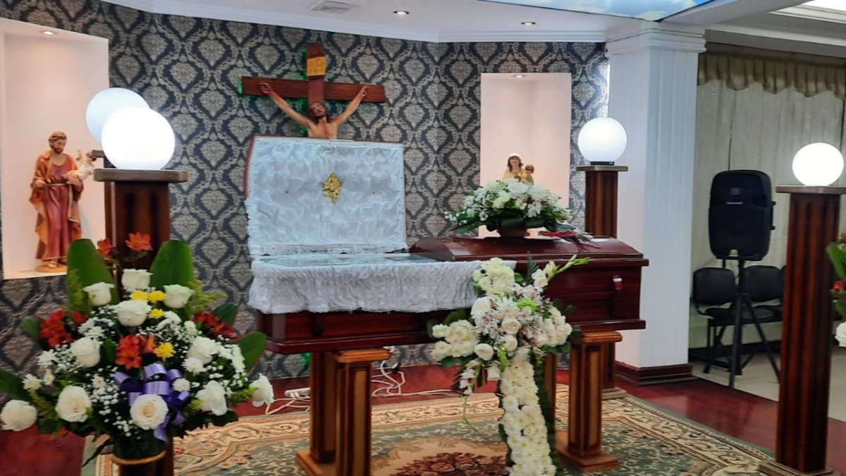 Hecho. Los restos de Douglas Marcillo Chavarría fueron  velados en Jipijapa. El día de la tragedia lo acompañaba su esposa.