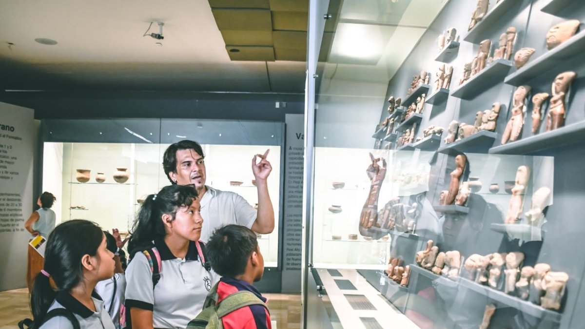 Un grupo de niños recorre una de las muestras permanentes en el MAAC.