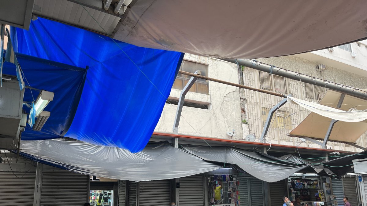 Hecho. Los comerciantes colocaron, con sus propios recursos, plásticos para cubrirse del sol y las lluvias.