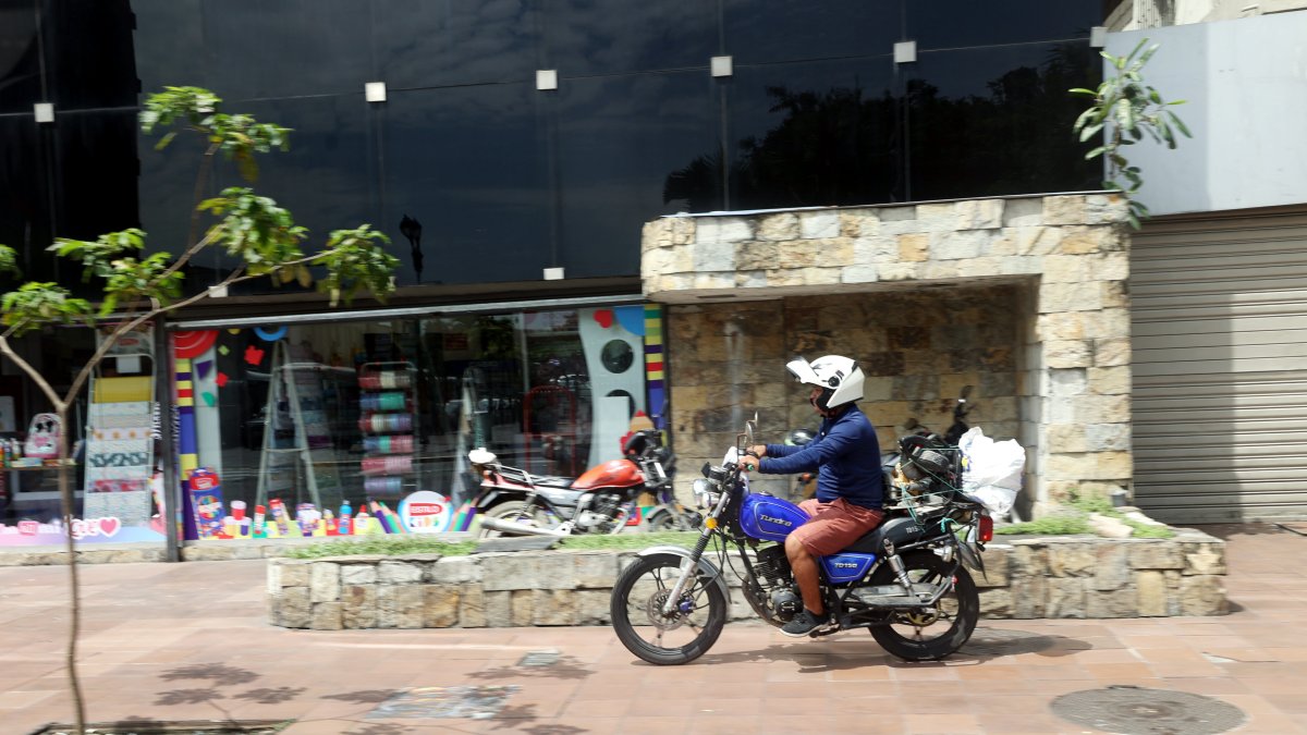 En la calle 9 de Octubre se evidencia constantemente esta invasión de las veredas.
