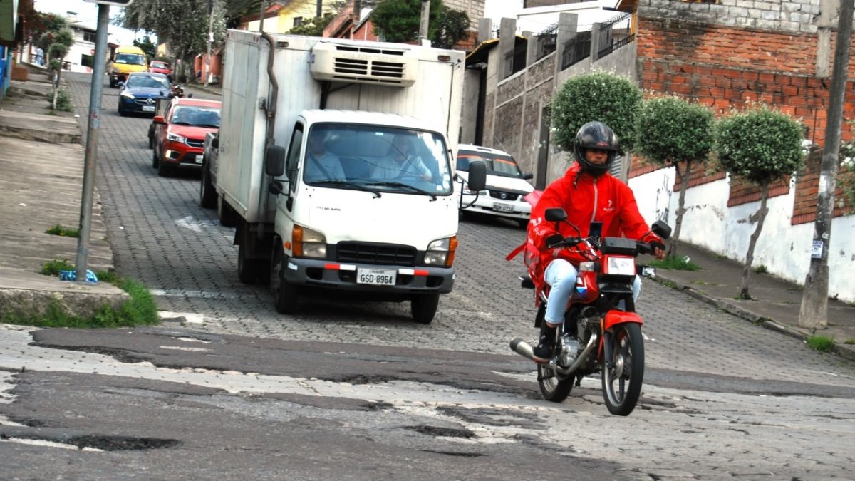 Deterioro. Entre la av. de Las Palmeras y Los Madroños se evidencia el desnivel que existe en la calzada.