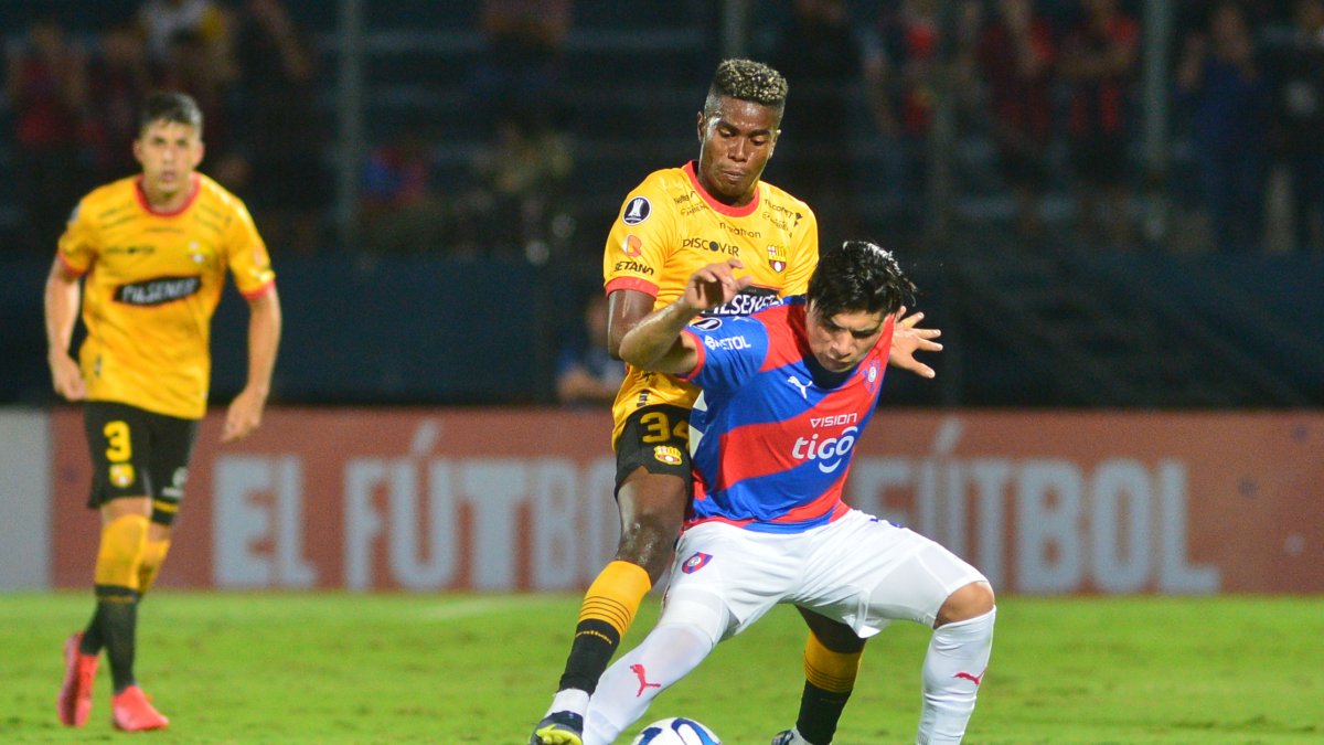 Claudio Aquino (d) de Cerro disputa un balón con Segundo Portocarrero.