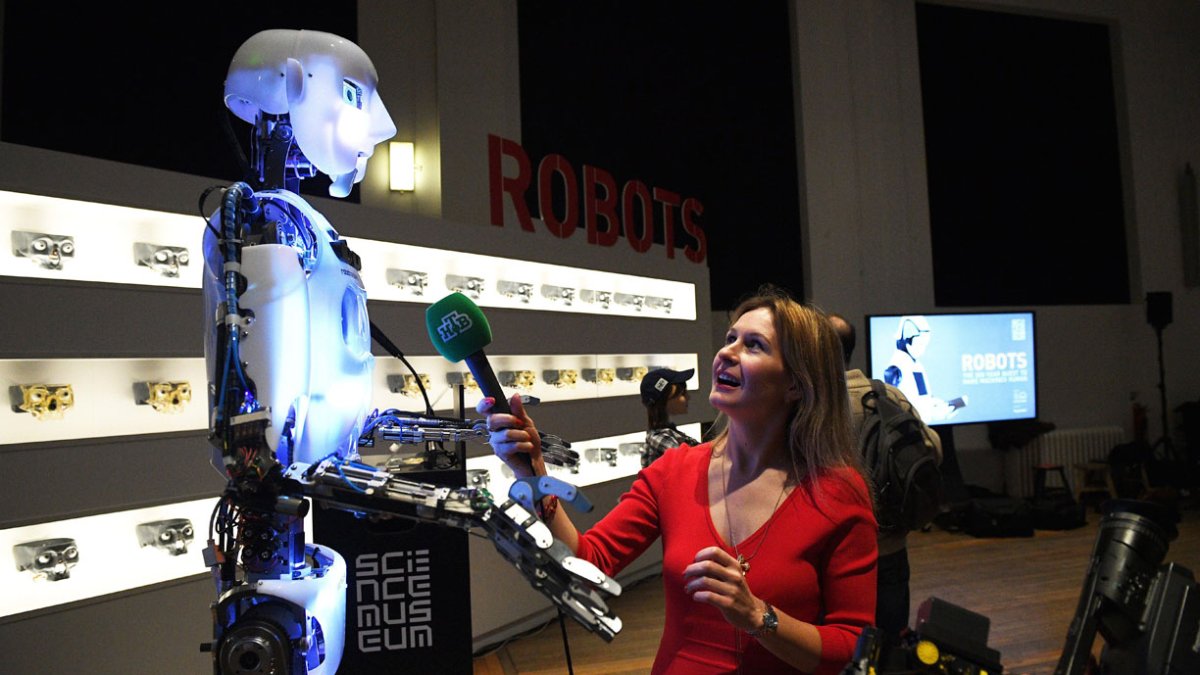 Las interacciones entre robots y periodistas son cada vez más cercanas.