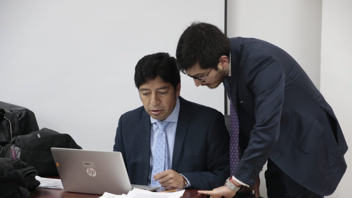 Diferimiento. El fiscal Álex Castillo durante el intento por instalar la audiencia en el Complejo Judicial norte.