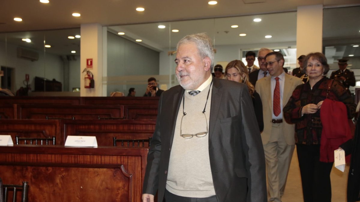 El execretario Anticorrupción, Luis Verdesoto, llegó media hora antes del inicio de su comparecencia prevista desde las 15:30 de este 18 de abril.