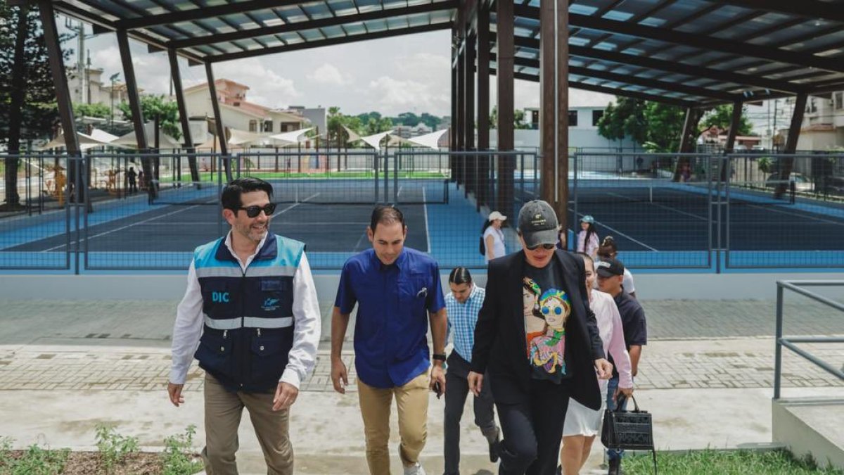 Acto. Funcionarios municipales en la inauguración del complejo, ayer.