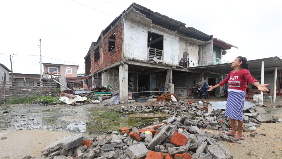 Una mujer contempla y reclama por el estado de su casa después de un mes