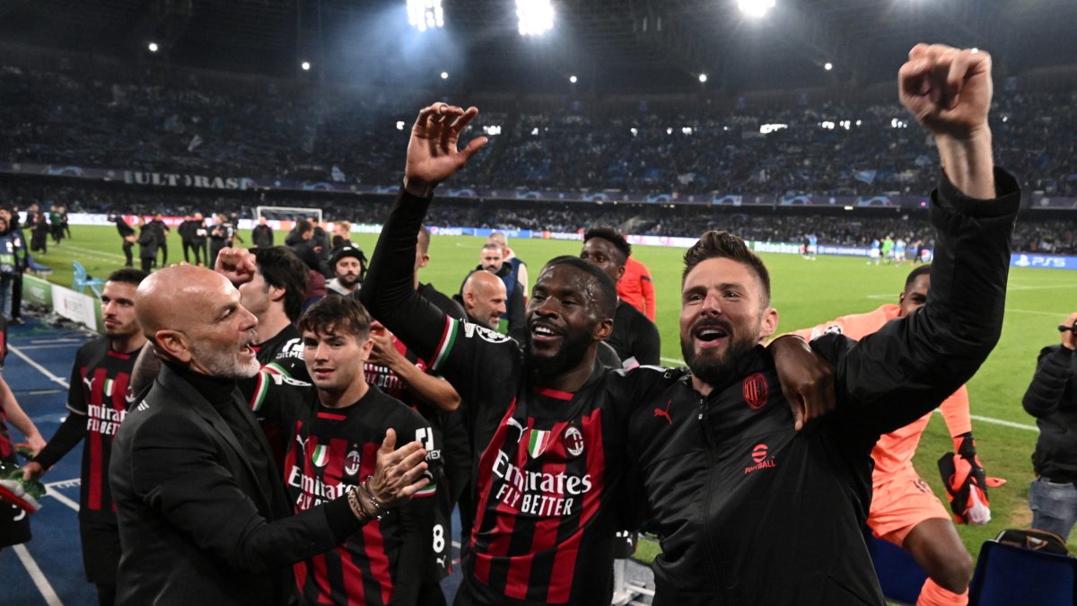 El entrenador de Milán Stefano Pioli (i) y sus jugadores celebran al final del partido de cuartos de final de Champions League frente al Napoli.