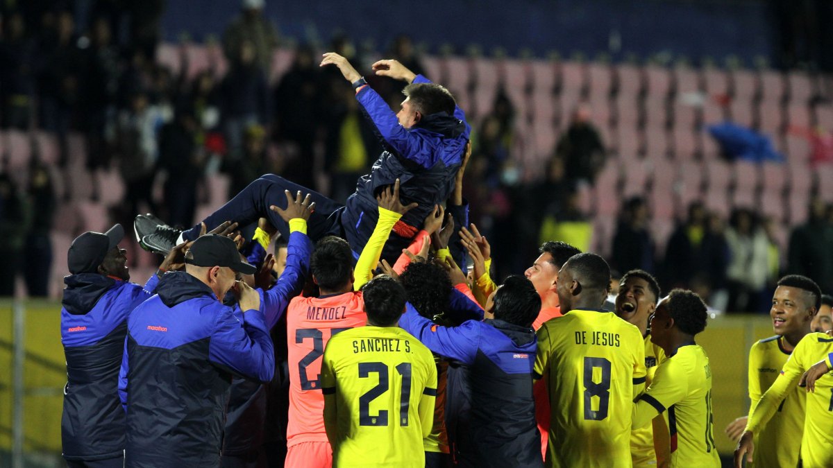 El DT Diego Martínez fue lanzado al aire por los jugadores durante las celebraciones.
