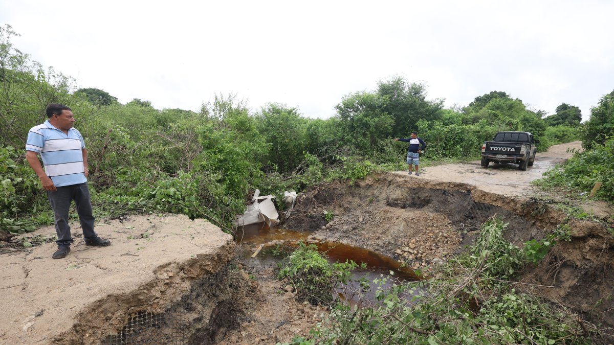 1. Vías rotas. Con la carretera cortada, es imposible que las camionetas logren realizar los viajes completos.