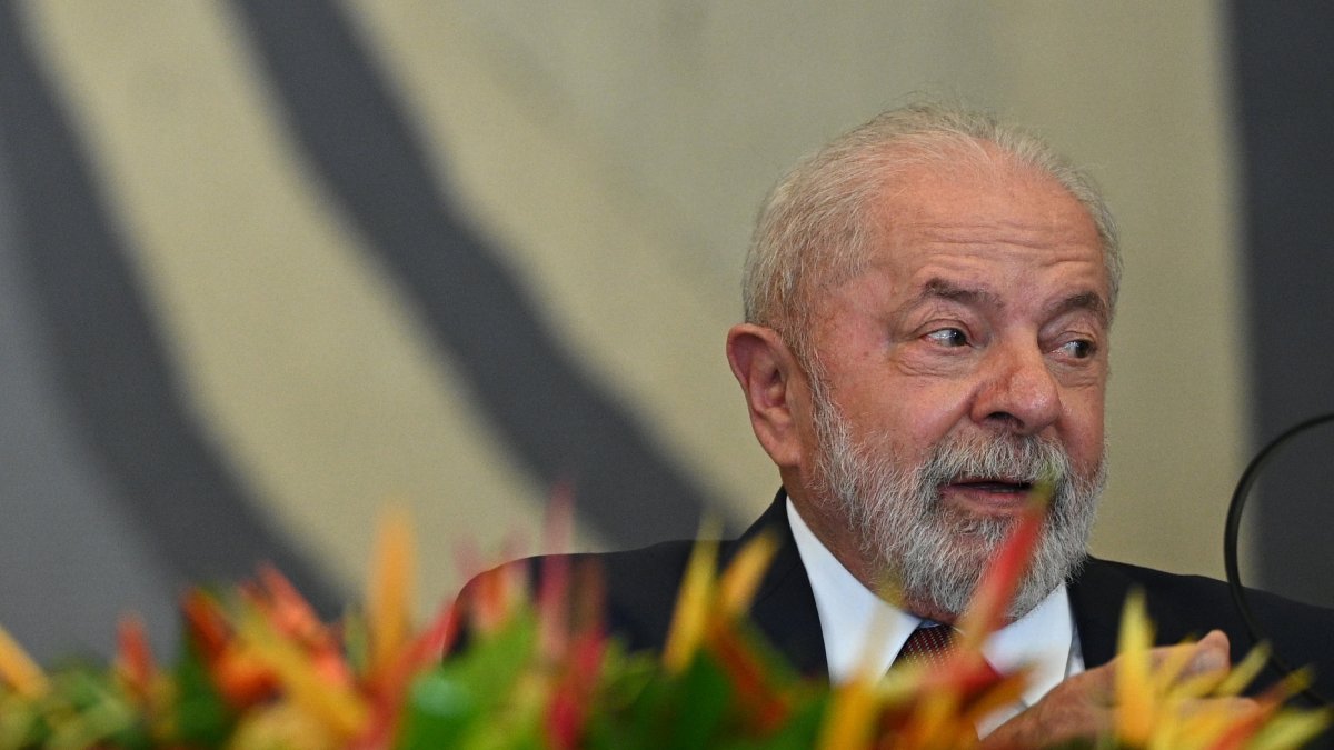 El presidente de Brasil, Luiz Inácio Lula da Silva, habla durante un encuentro con el presidente de Rumanía, Klaus Iohannis, en su visita oficial a Brasil, hoy, 18 de abril de 2023