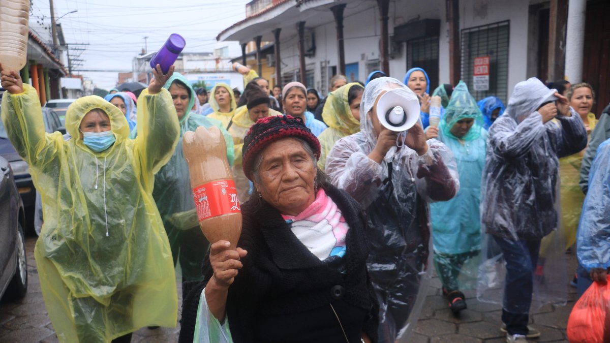 Sindicalistas y trabajadores de distintos sectores marchan hoy 18 de abril de 20'23 en rechazo a un paquete de proyectos de leyes que están en la Asamblea Legislativa, en Santa Cruz (Bolivia). 