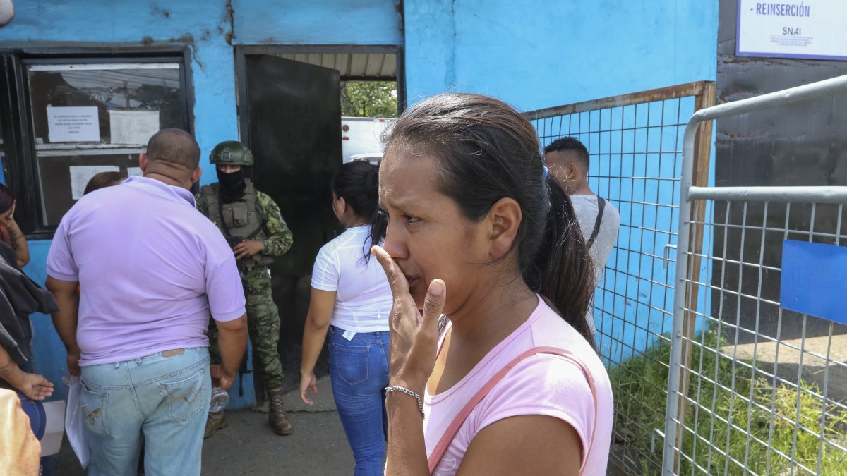 Una mujer se muestra preocupada en los exteriores de la Penitenciaría de Guayaquil.