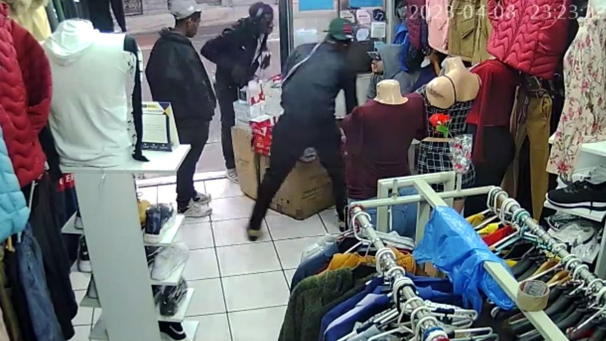 Atraco. La semana pasada se produjo un robo en el barrio La Roldós, norte de Quito. De tres asaltantes, un hombre indicó el arma a la cámara de seguridad. Se llevaron mercadería del local.