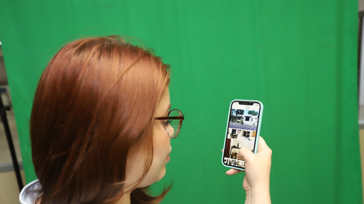 Recreación. Una persona busca un alojamiento temporal, mediante una de las aplicaciones que hay en internet.