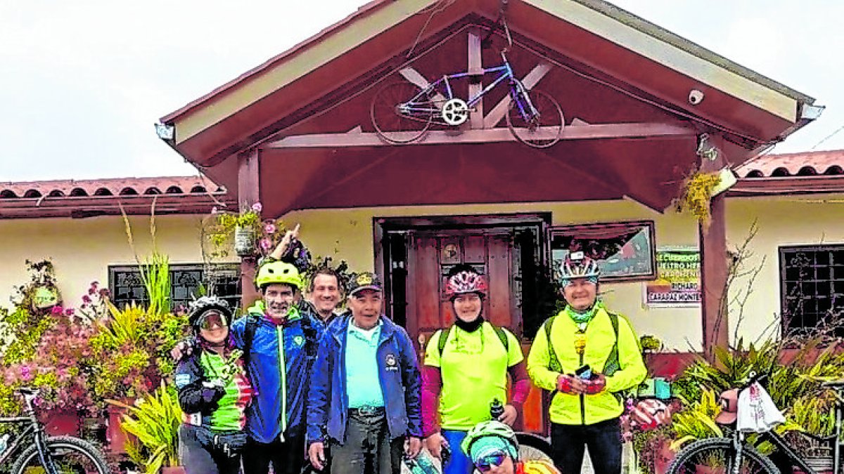 Los ciclistas del colectivo junto a la familia del campeón Olímpico en El Carmelo.