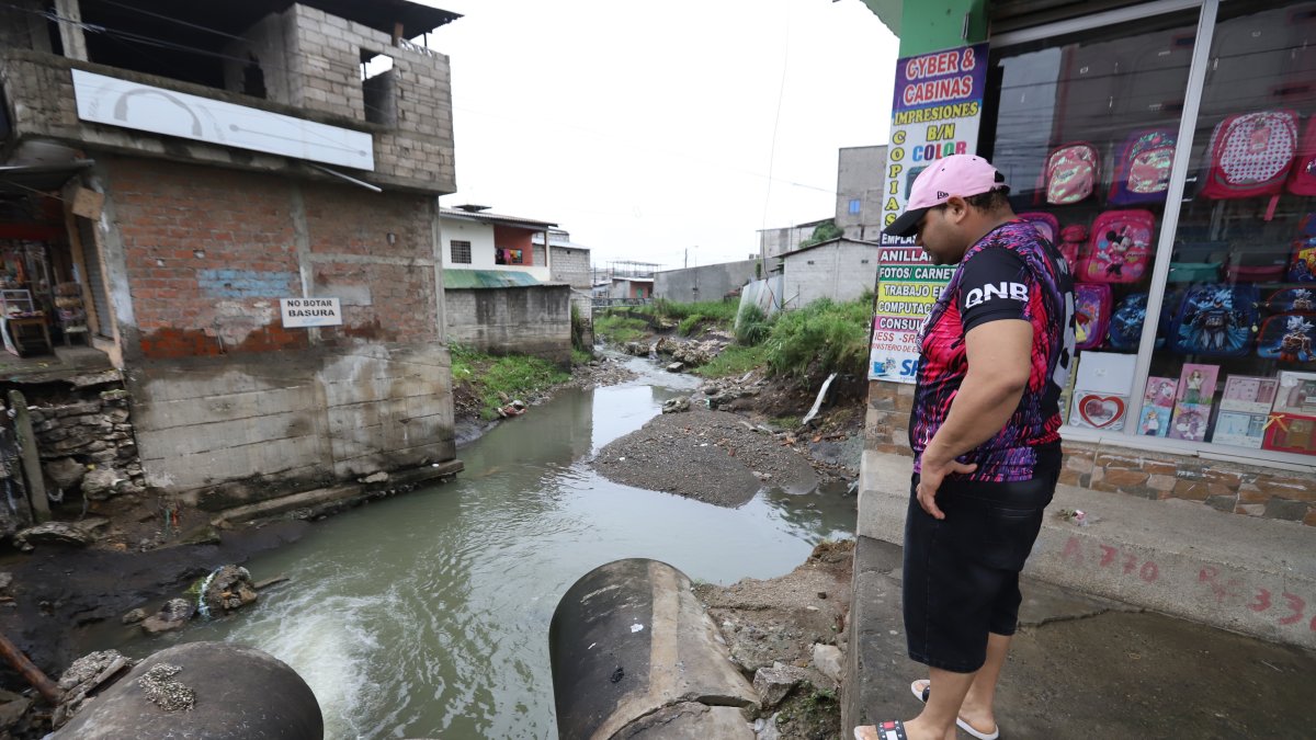 Suceso. Un vehículo, tipo taxi, estuvo a punto de caer a una zanja en el bloque 7 de la cooperativa El Fortín.