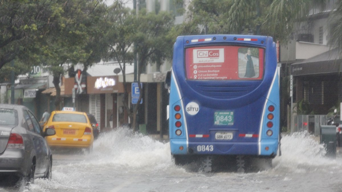 Consecuencia. La urbe lidia con el tráfico vehicular en cada aguacero que cae, que provoca inundaciones.