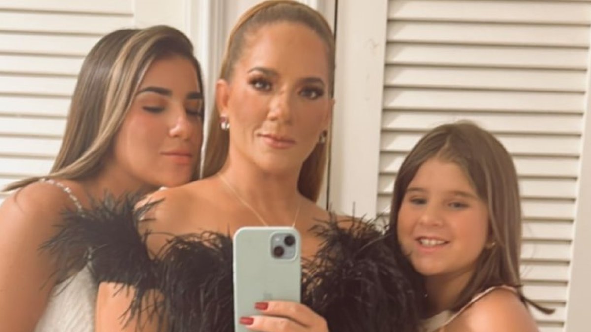 Gabriela Pazmiño.Pino con sus hijas Dalia y Charlotte.