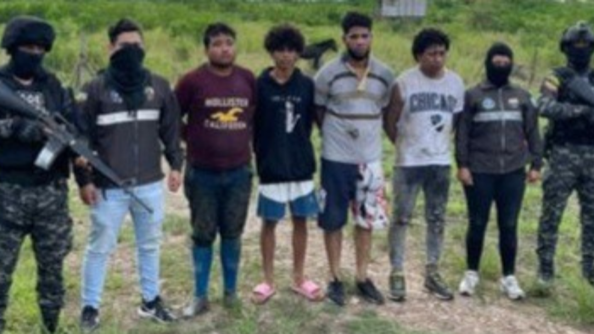 Policías también detuvieron a cuatro sospechosos, entre ellos al hombre que enamoró a la mujer.