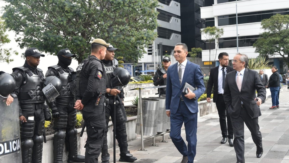 Diligencia. El presidente del Consejo de la Judicatura Wilman Terán a su llegada al Complejo Judicial.