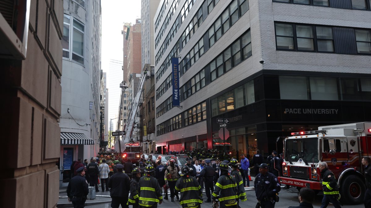 Equipos de bomberos fueron registrados este martes, 18 de abril, al atender la emergencia por el desplome de un aparcamiento de vehículos de cuatro pisos, en Manhattan, en Nueva York.