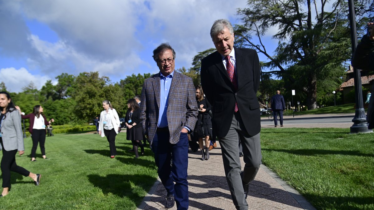 El presidente Gustavo Petro (i) mientras camina junto a Michael McFaul, director del Instituto Freeman Spogli de Estudios Internacionales, este 18 de abril de 2023.