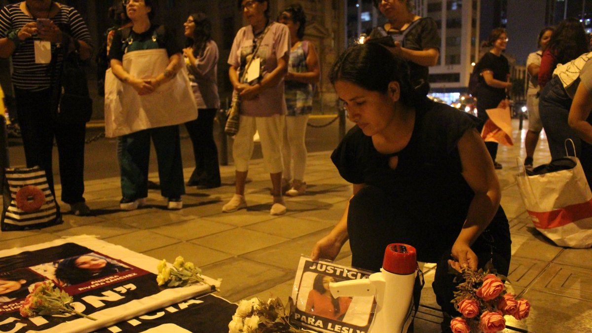 Reacción. El pasado el 4 de abril, una mujer coloca fotos y panfletos con nombres de las víctimas de femicidio frente al Palacio de Justicia en Lima.