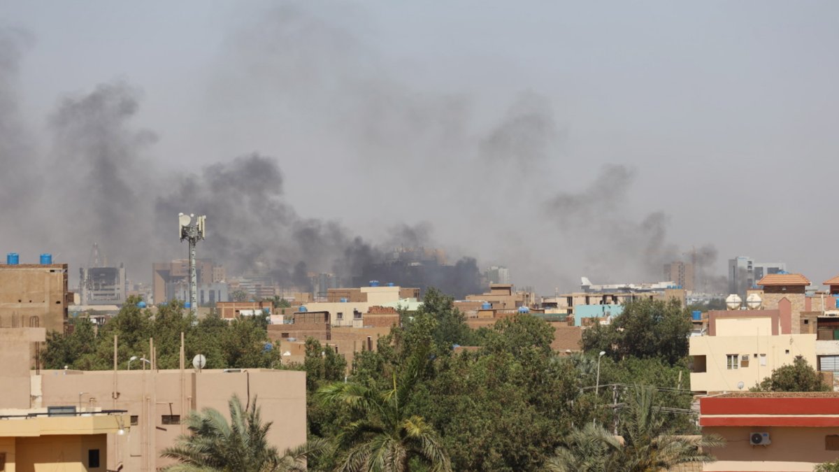 Humo se eleva sobre la ciudad durante los continuos combates entre el ejército sudanés y paramilitares de las Rapid Support Forces (RSF) en Jartum, Sudán, el 19 de abril de 2023