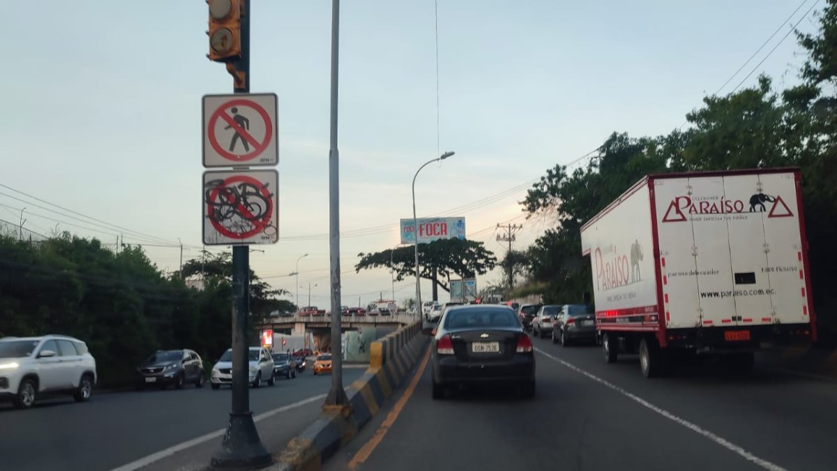 Irrespeto. La señal está vandalizada