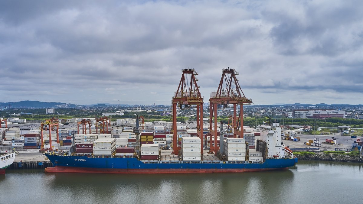 Puerto.- Una embarcación de ZIM en el Puerto de Guayaquil.