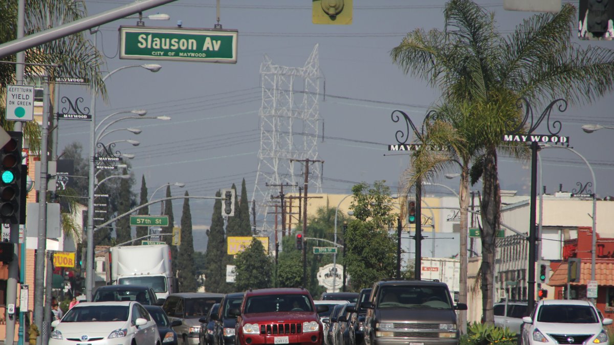 Fotografía de la interseccion del bulevar Atlantic y la avenida Slauson en Maywood, California, donde se puede ver la polución provocada por las industrias de la zona.