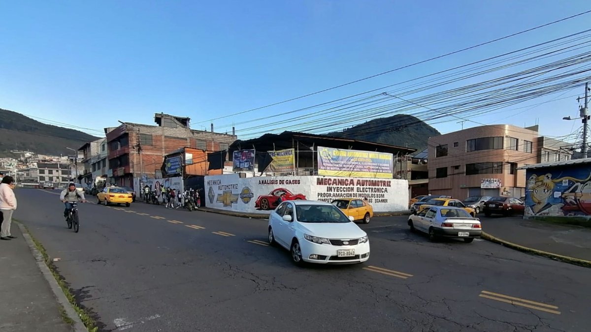Tiempo. Para cruzar esta avenida de cuatro carriles se requiere paciencia.