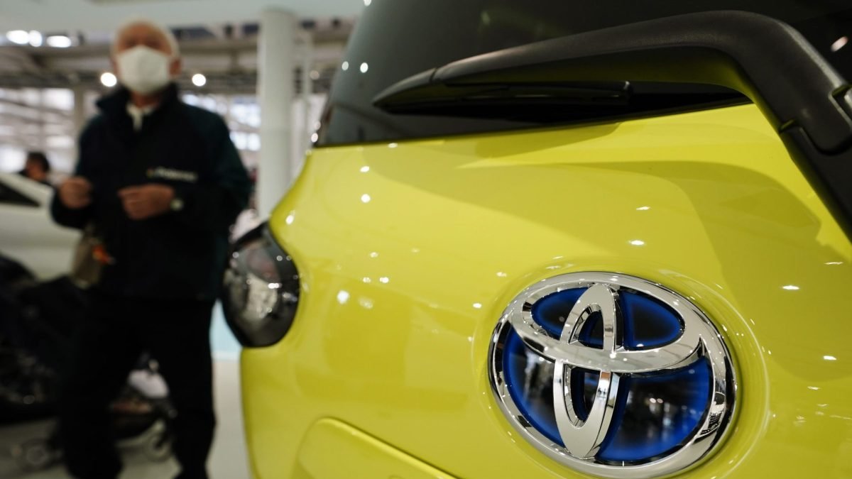Empresa.- Una exhibición de carros de Toyota.