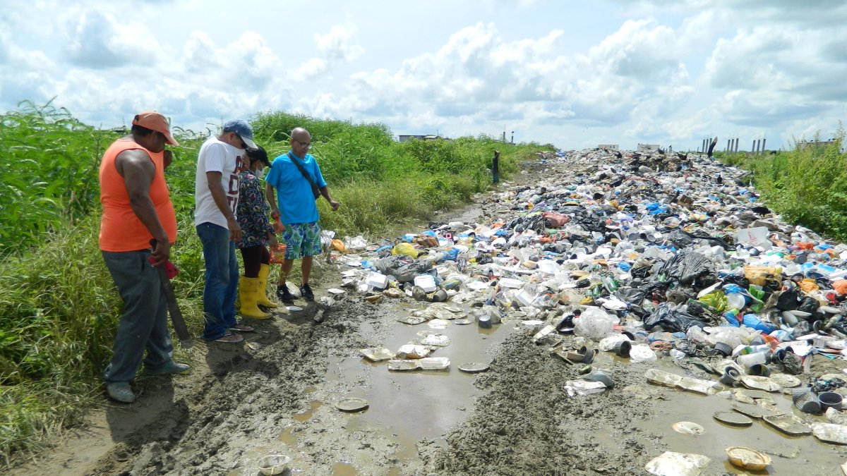Insalubridad. Los carros ya no ingresan al relleno sanitario por el estado de la vía, dice la ciudadanía.