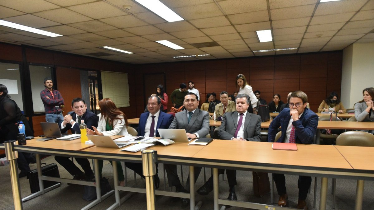 Defensa. El abogado de Moreno, David Meza (primero de la izquierda) pidió que se valore su discapacidad.