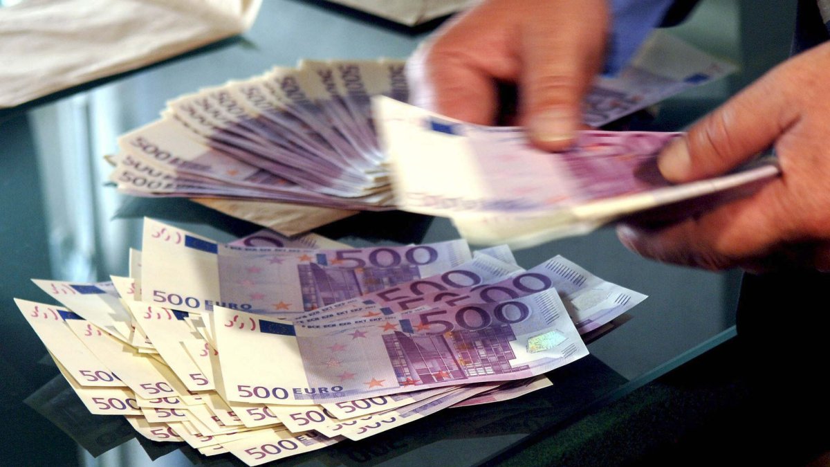 Dinero.- Un fajo de billetes de 500 euros.