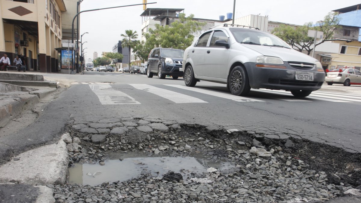 Calle Esmeraldas. En este punto los agujeros son enormes y no solo en este invierno, están ahí incluso al poco tiempo de hacer trabajos de bacheo.