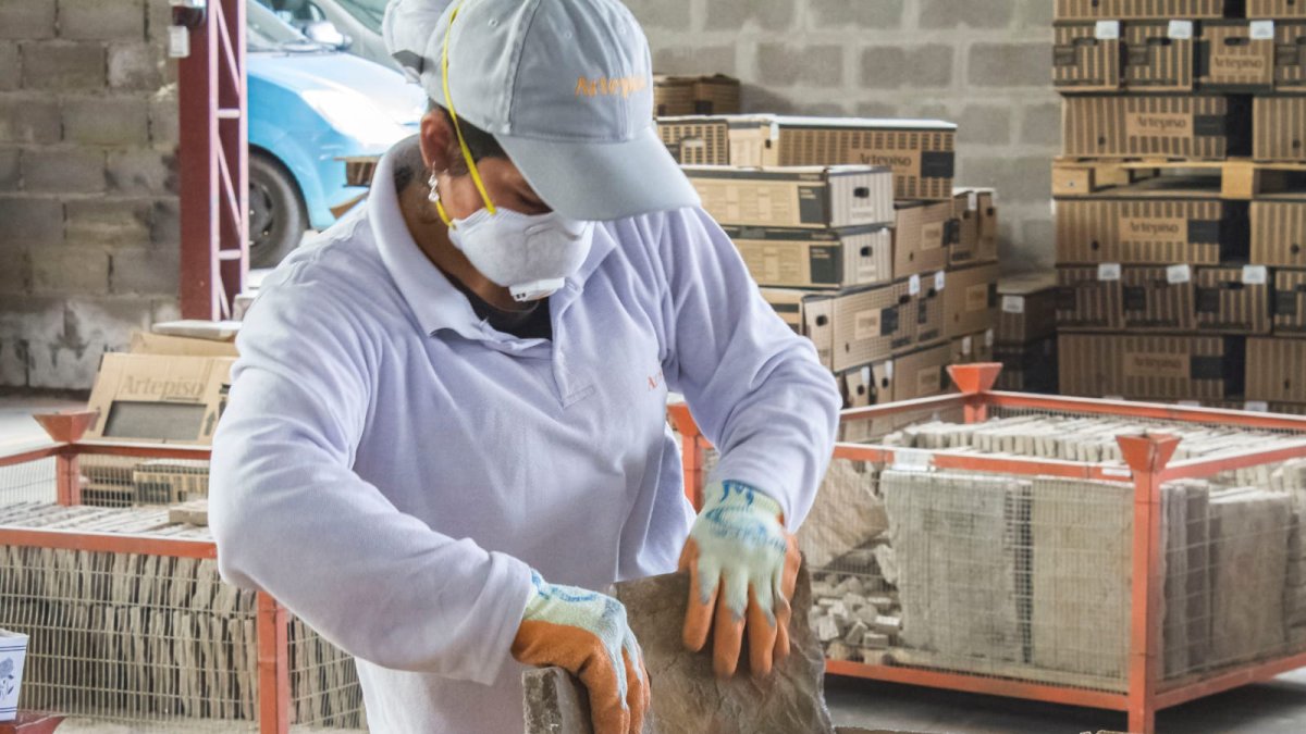 Negocio.- Una persona trabaja en una MiPymes.