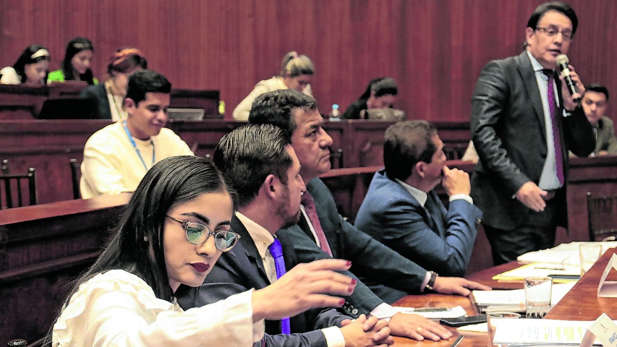 Sesión. La asambleísta Verónica Veloz junto a otros interpelantes en el juicio político. Al fondo, el legislador Fernando Villavicencio interviene.