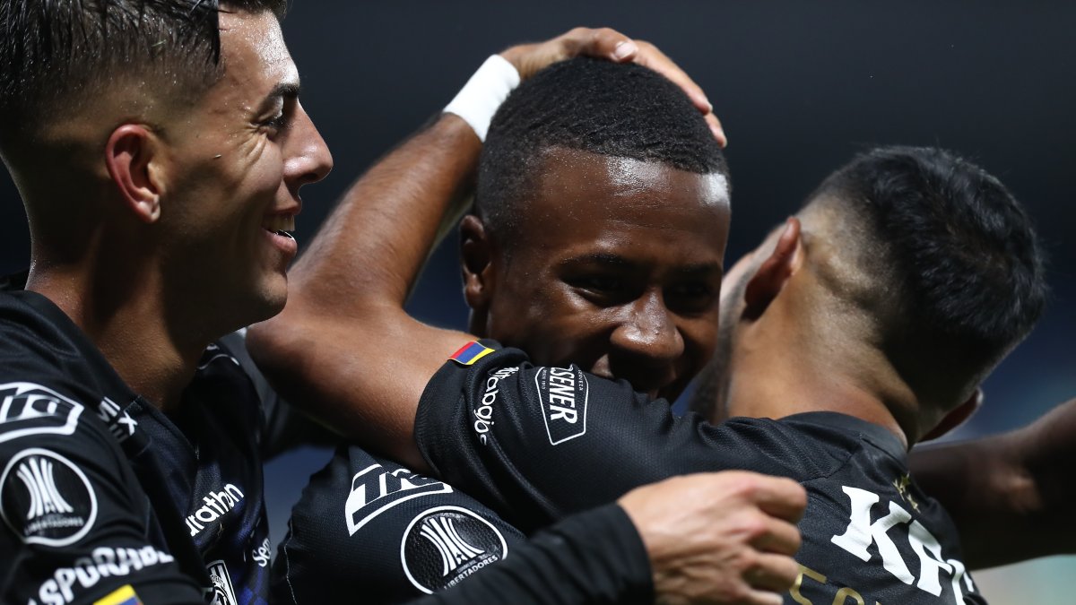 Alan Minda (c) de Independiente celebra su gol contra Liverpool