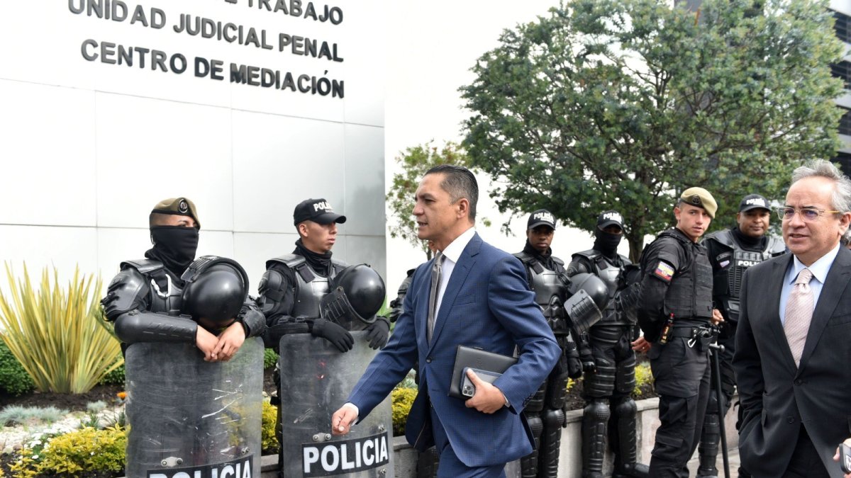 Custodia. Policías custodiaron uno de los accesos al Complejo Judicial.