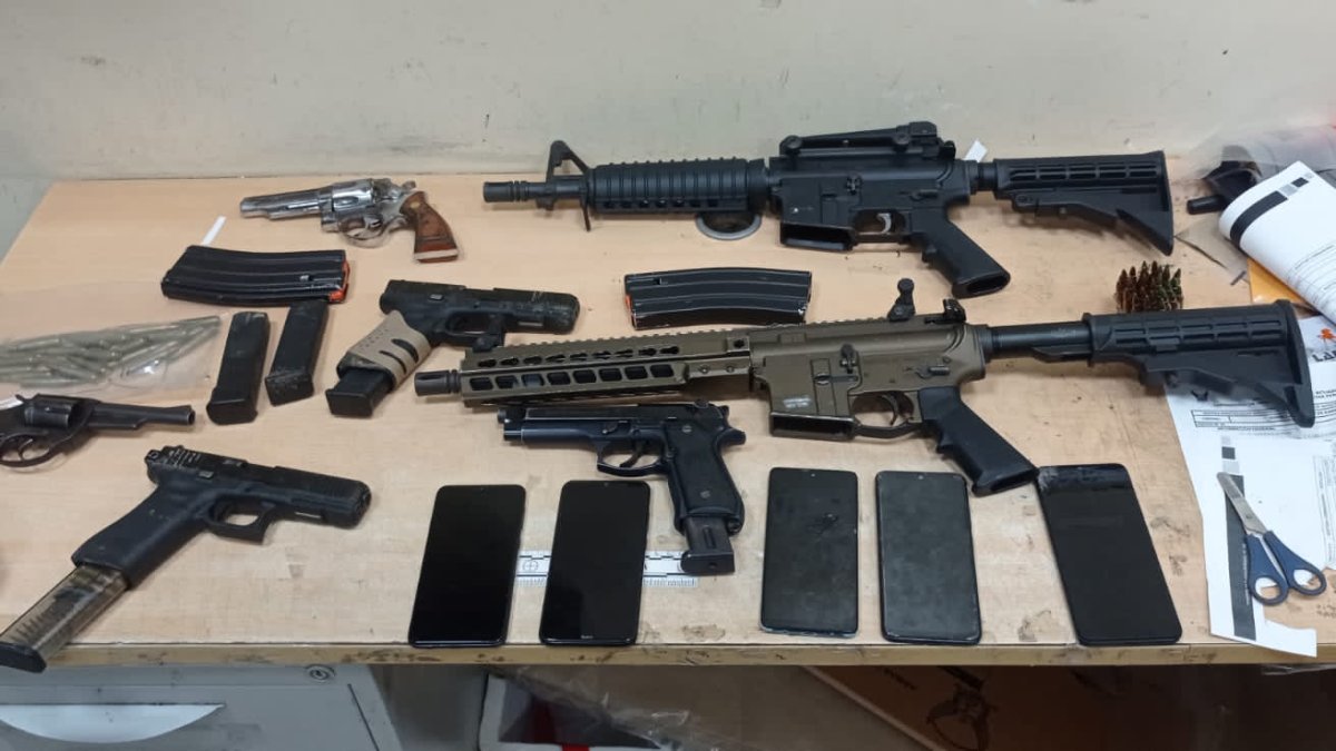 Los sujetos fueron aprehendidos con armas de fuego, fusiles y pistolas