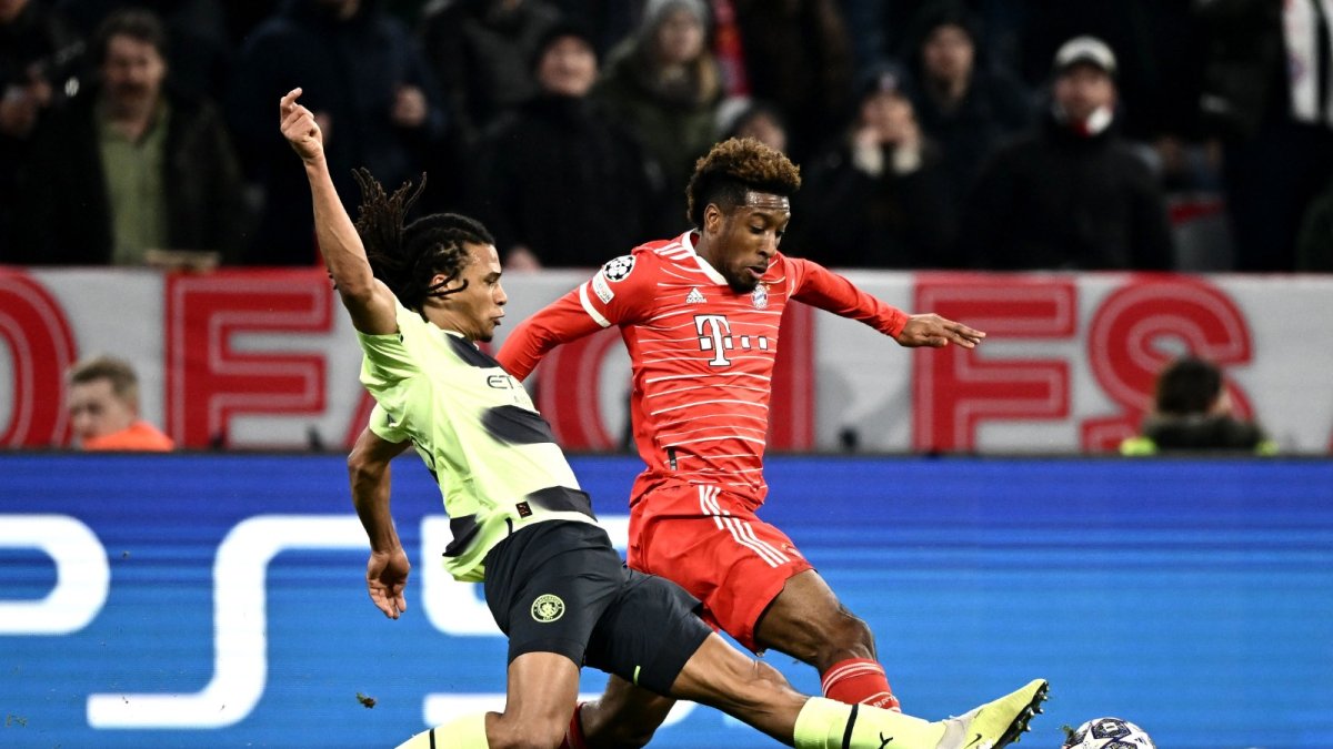 Aké (i) disputando una pelota con Coman.