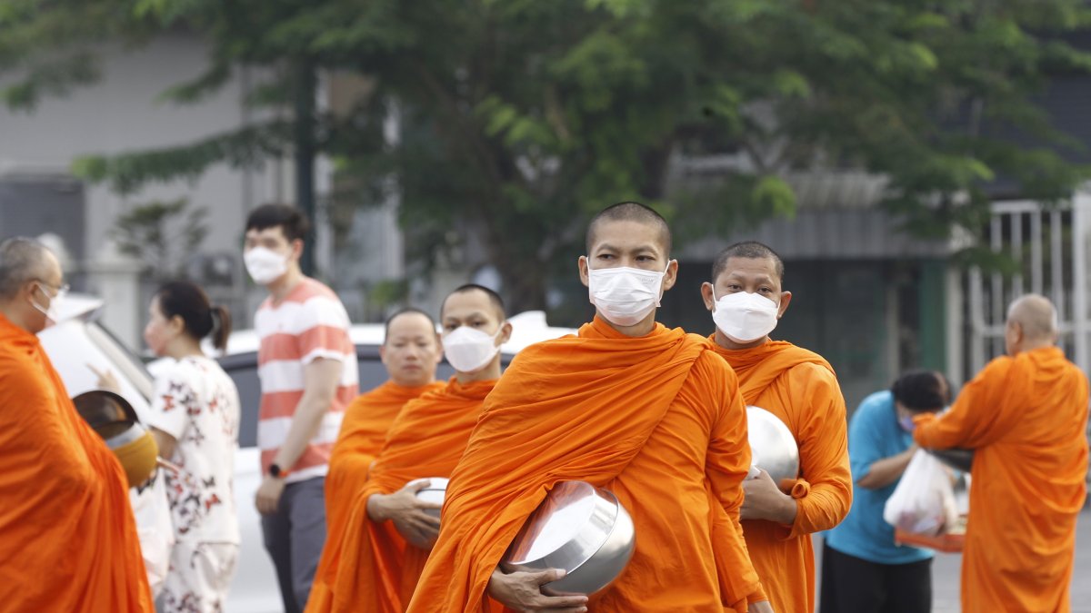 Un grupo de monjes budistas provistos de mascarillas para protegerse de la contaminación en Tailandi. Archivo