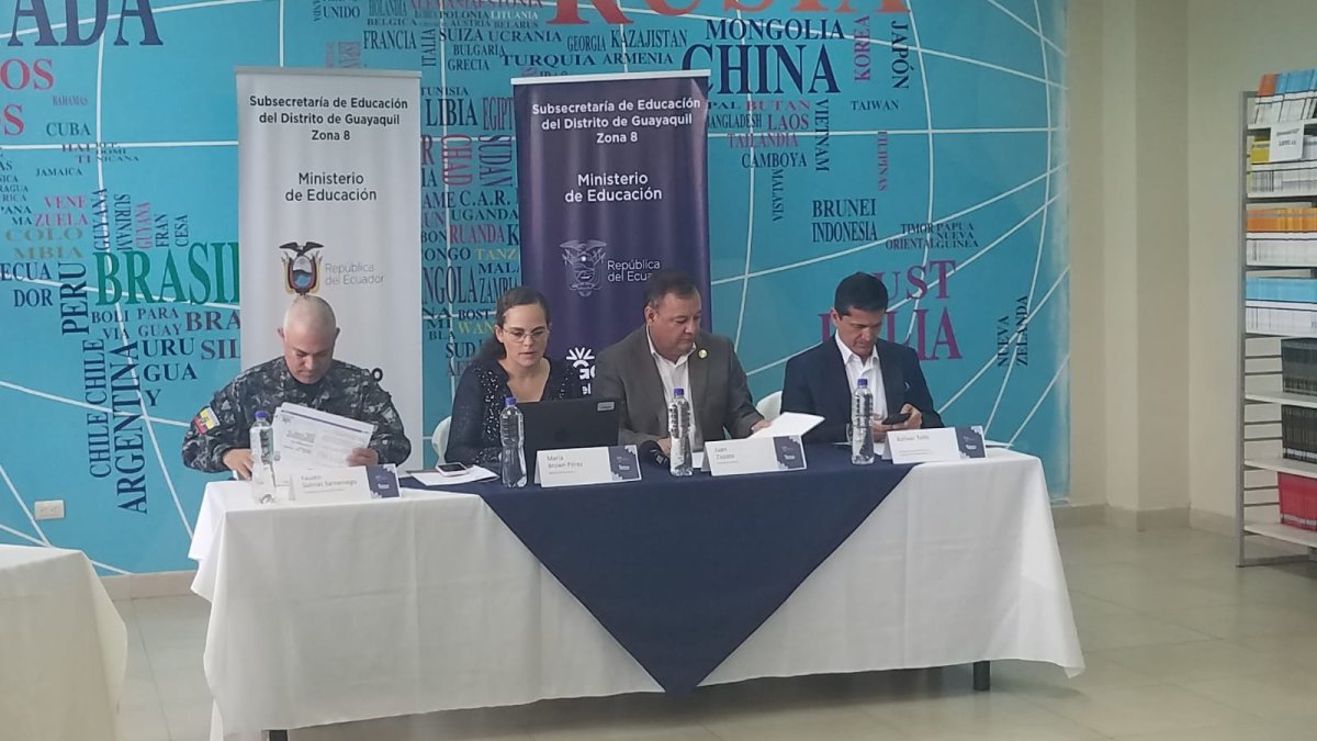 El comandante de la Policía, Fausto Salinas; la ministra de Educación, María Brown; el
ministro del Interior, Juan Zapata; y el director del sistema ECU911, Bolivar Tello, en la rueda de prensa.