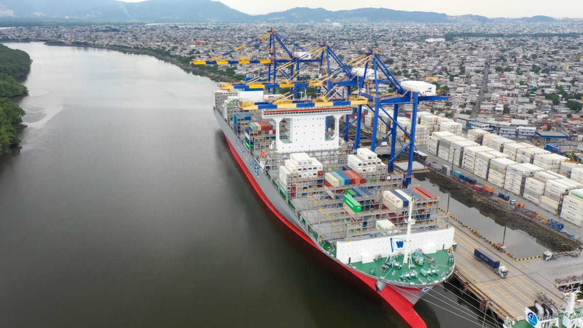 El buque tiene una capacidad de carga de 13.200 TEU´s (Unidad Equivalente a un contenedor de 20 pies).