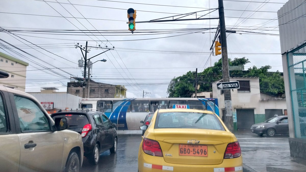 Un bus bloquea una intersección e impide el paso de otros carros.