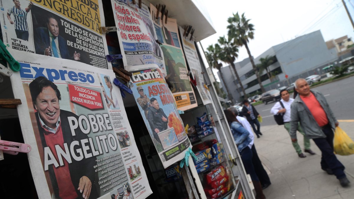 Fotografía de la portada de un periódico peruano con información sobre el expresidente Alejandro Toledo, lunes 29 de mayo del 2017, en Lima (Perú)