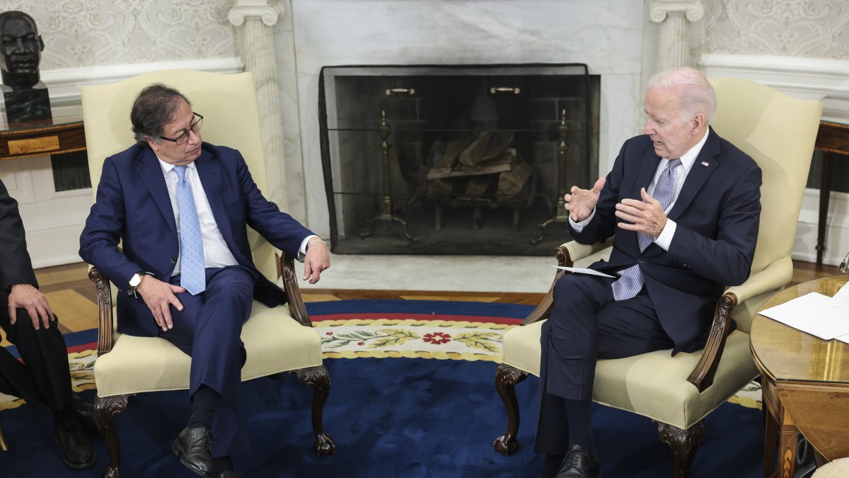 El presidente Joe Biden (d) habla durante una reunión bilateral con el presidente de Colombia, Gustavo Petro, en la Oficina Oval de la Casa Blanca en Washington, DC, EE. UU., este 20 de abril de 2023